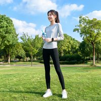 一位女性运动爱好者，户外背景，穿着休闲运动服